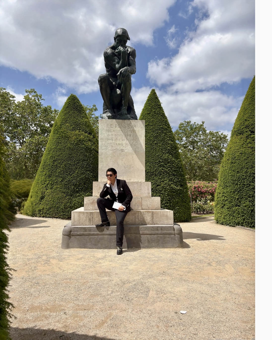 Emiliano Arce frente a El Pensador de Rodin en París, Francia
